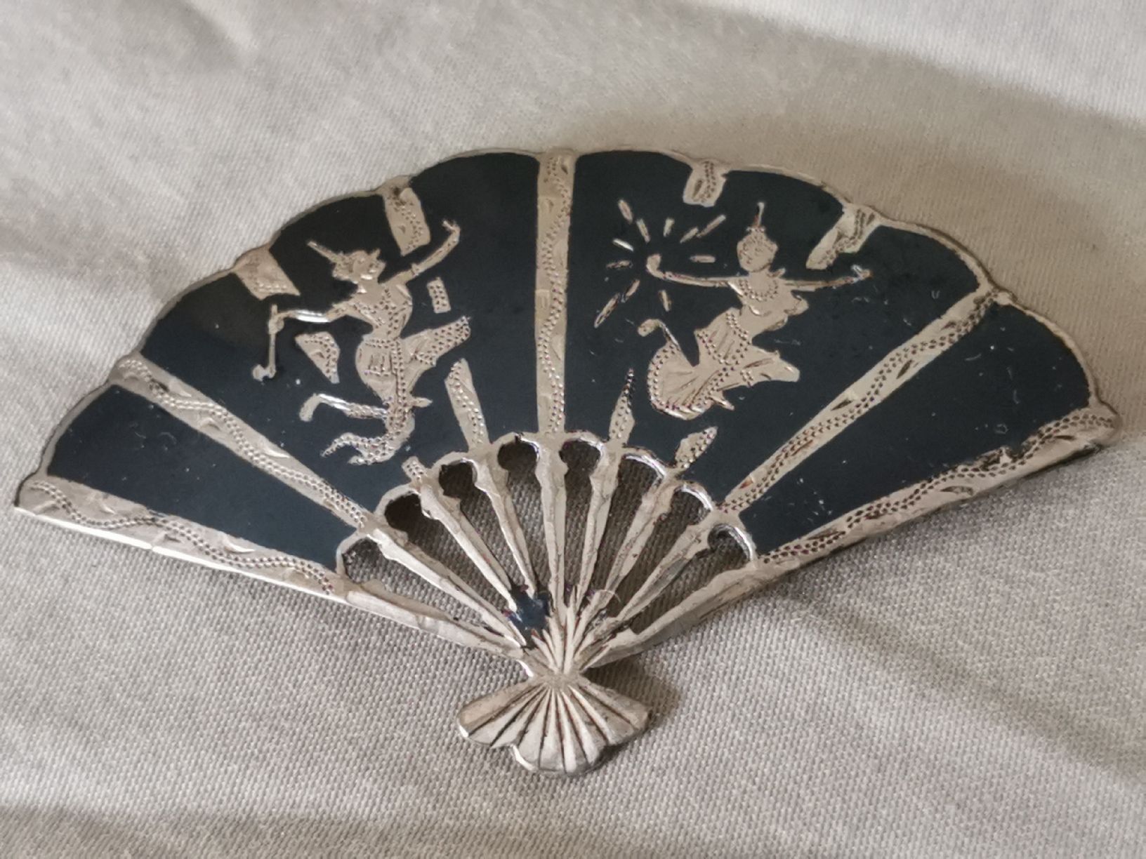 Broches & Aiguilles: Brosche aus Silber. – Neuf (Voir description) à Schlieren par vlalif