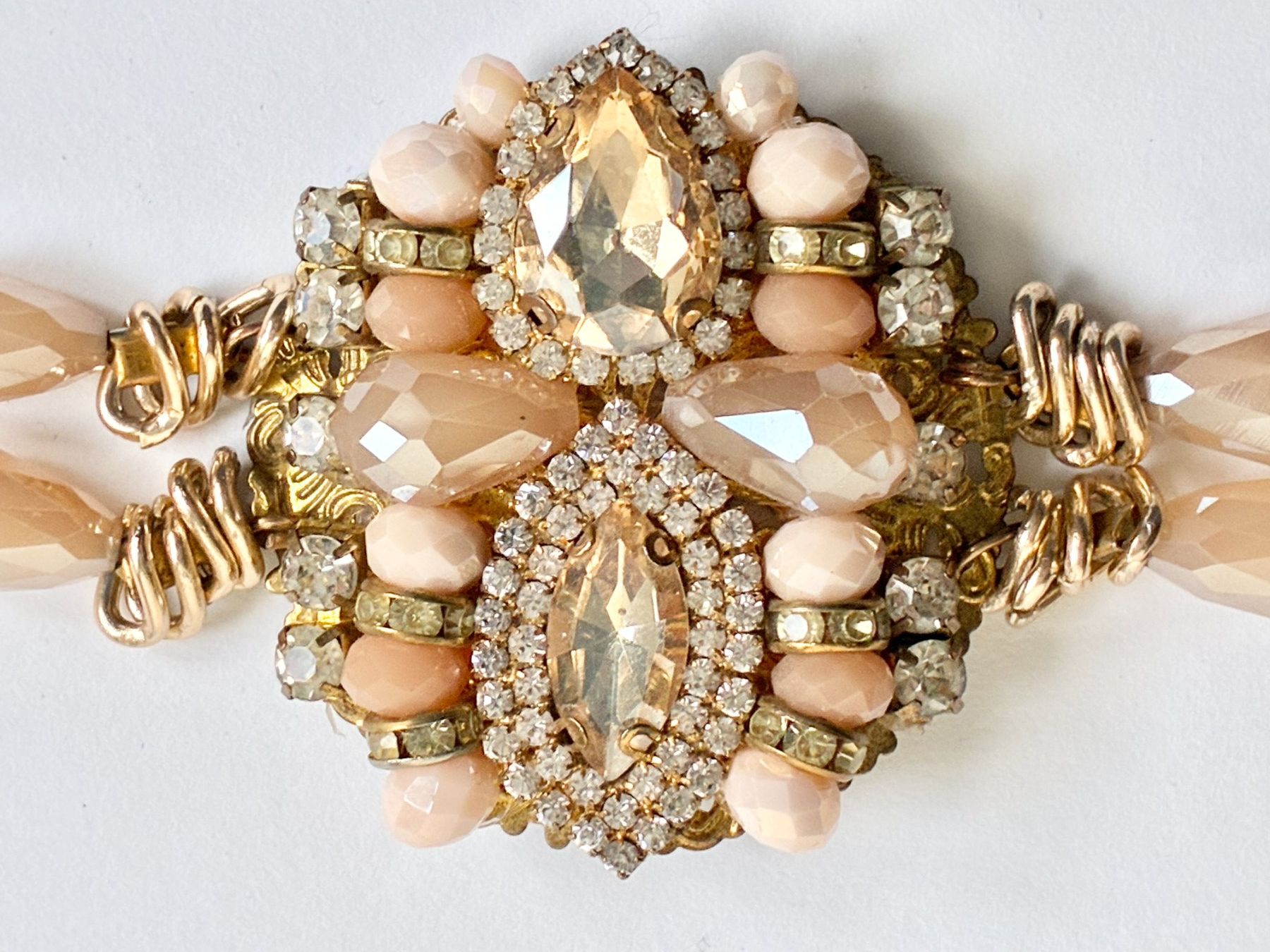 Guanti & manicotti: Weisse Vintage Satin Abendhandschuhe mit Statement Armband – Usato da Kloten venduto da Nephty 9