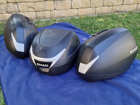 Koffer-Set mit Seitenkoffer und Top case 