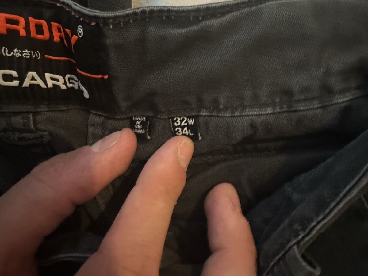 Superdry Pantaloni: Superdry Herren Cargo Hose dunkelgrau Grösse 32W 34L – Usato da Wichtrach venduto da sno.gstli 2