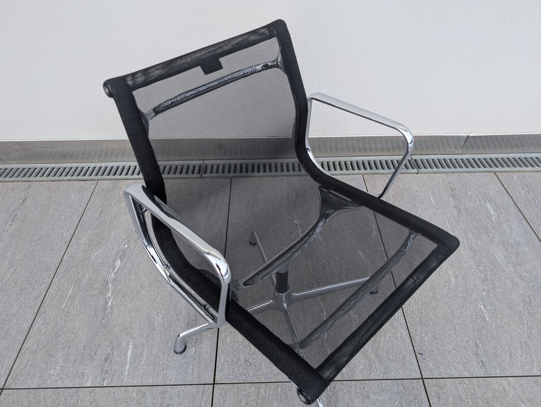 Vitra Sedie: Vitra Eames EA 108 Aluminium Chair Netz – Usato da Rotkreuz venduto da CRLNSC 3