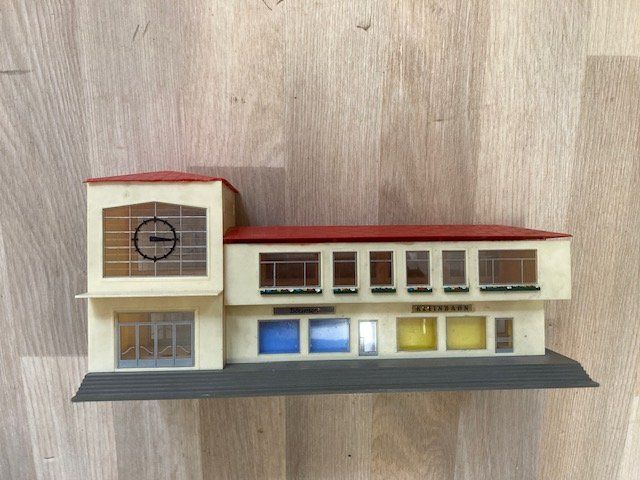 Modellini di ferrovie: Modelleisenbahn Häuser, Bahnhöfe, Kirche – Usato da bubikon venduto da Blattspinat 1