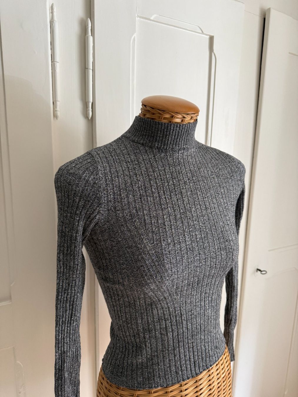 Bershka Maglioni & Felpe: BERSHKA - Feinstrick Pullover schwarz-weiss meliert XS – Usato da Zürich venduto da Diazaio 1