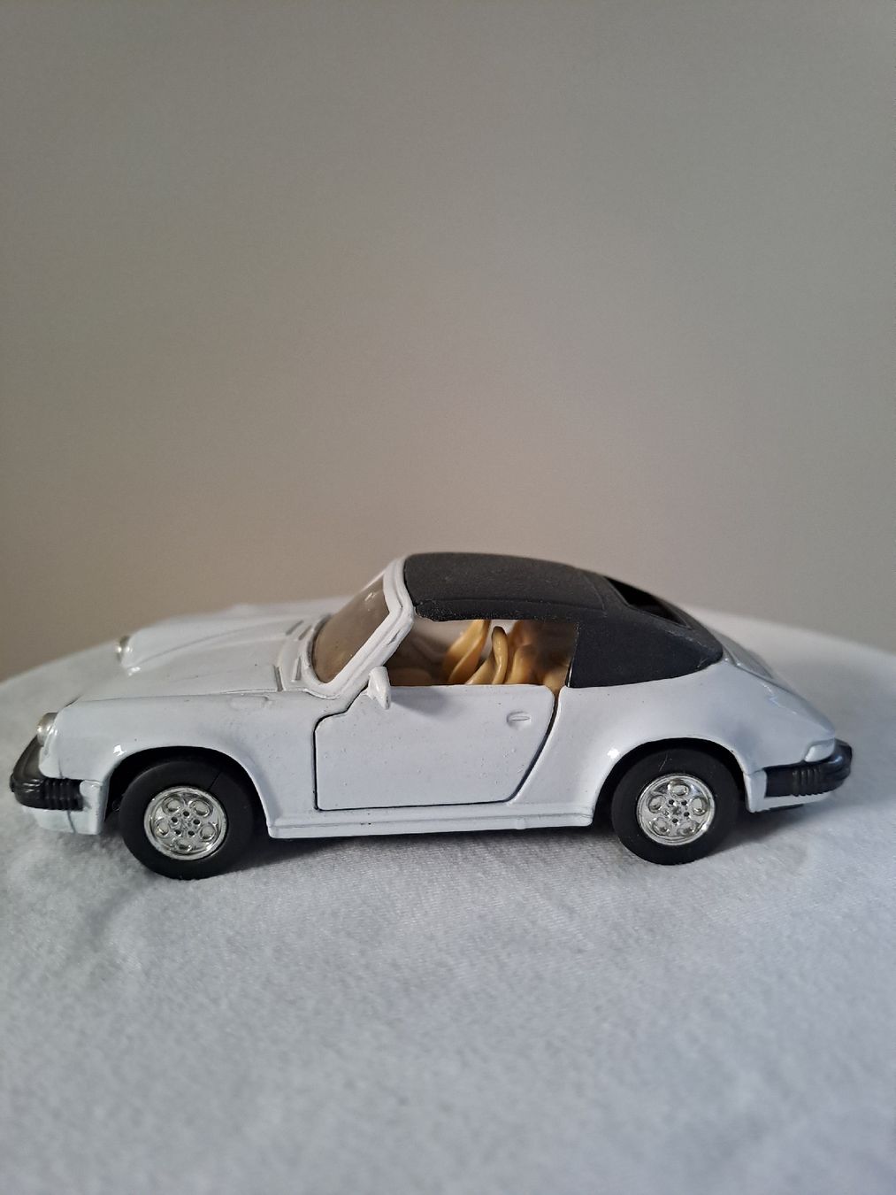 Porsche Modellautos: Porsche 911 SC Targa Modellauto in weiss – Gebraucht aus Wädenswil von FrieBro 1