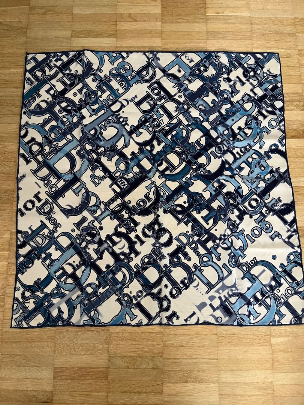 Dior Foulards, Tücher & Schals: Seidenfoulard Christian Dior – Gebraucht aus Schliern b. Köniz von gaby_daniela