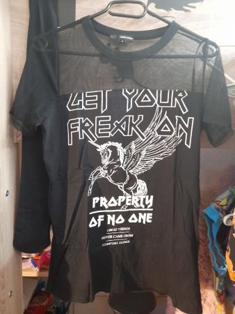 T-shirt schwarz mit Einhorn und Mesheinsatz grösse S