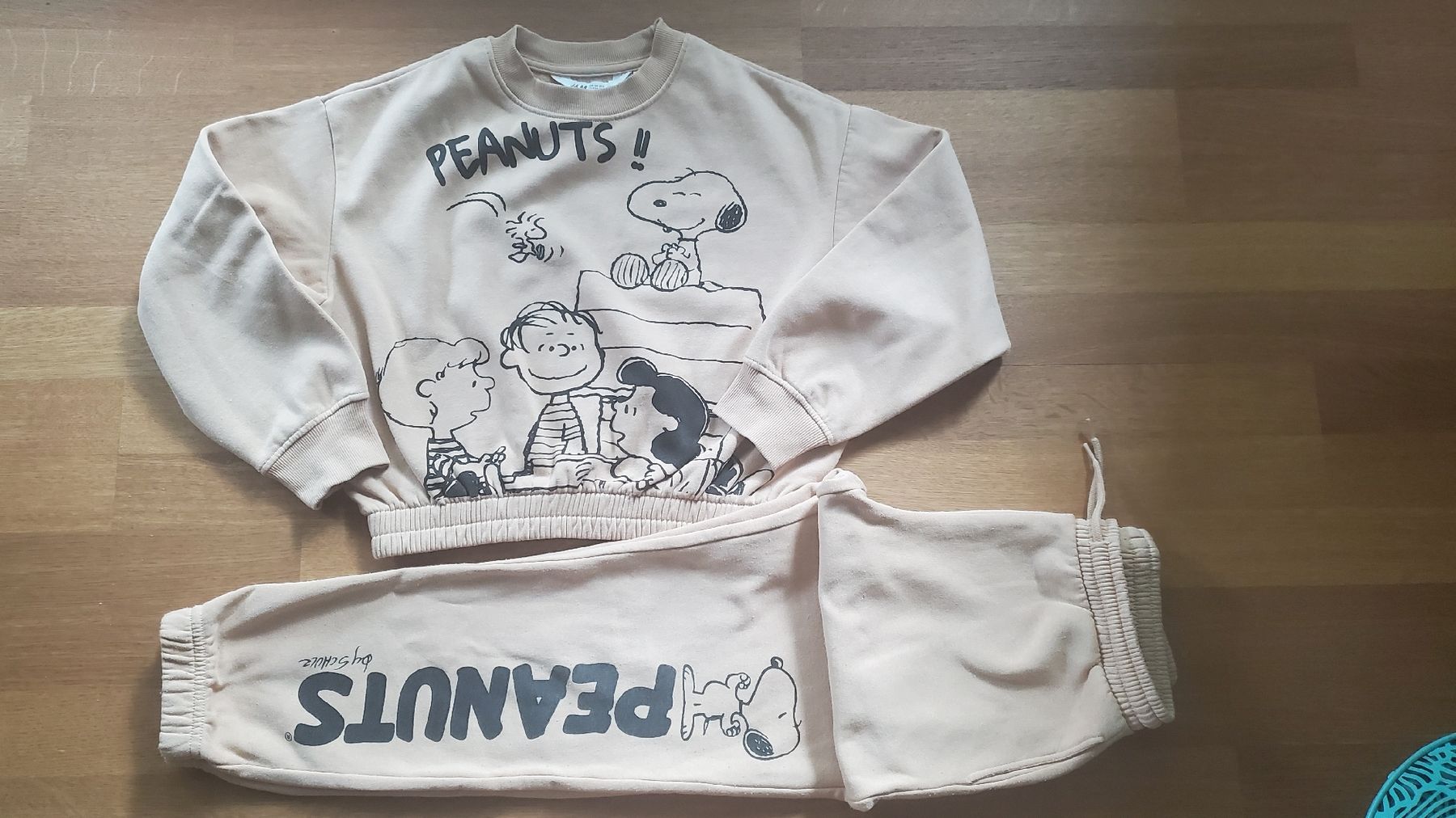 H&M Lotti & Set di vestiti: Snoppy Jogging-Set,  Peanuts Gr. 134/ 8-9 J. – Usato da Stäfa venduto da lookilooki