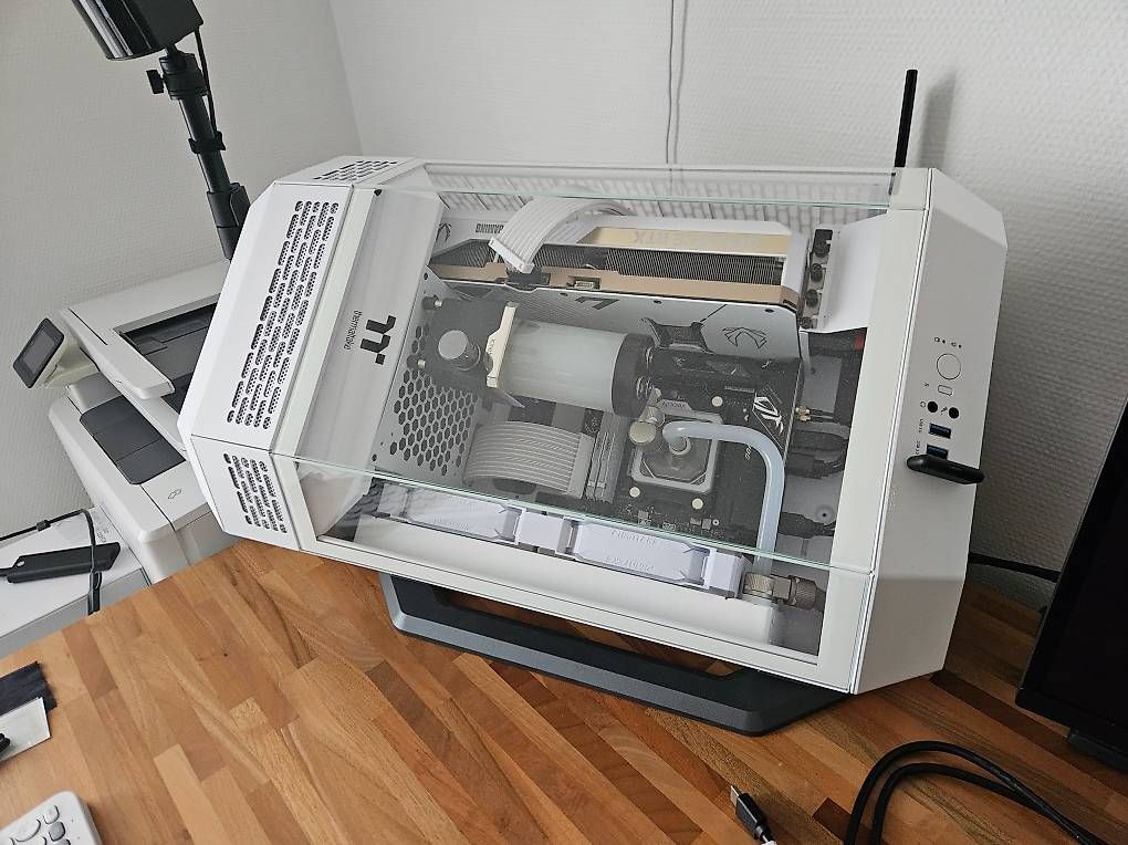 Thermaltake Custodie: Thermaltake Tower 300 Gehäuse – Usato da Teufen AR venduto da MarinDora