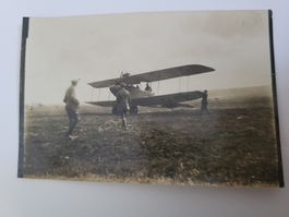 Alte Fotografie Flugzeug mit Personal auf Feld