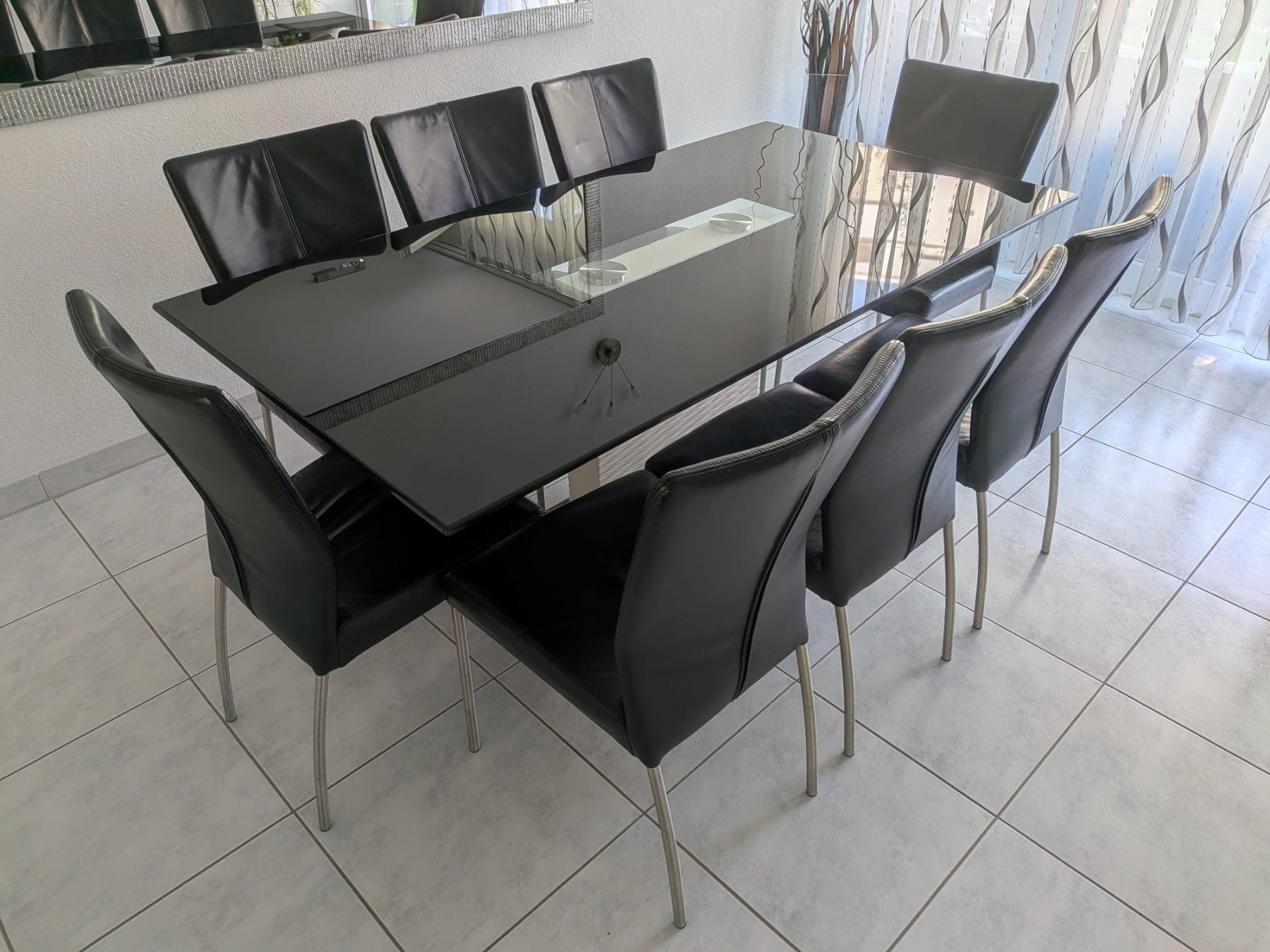 Set de table et chaises: Glas-Esstisch mit 8 Lederstühlen – D'occasion à Zürich par Nil65