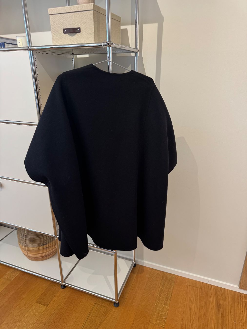 Valentino Altro in  Abbigliamento & Accessori: VALENTINO CAPE BLACK – Nuovo (secondo la descrizione) da Schwyz venduto da bofb 2