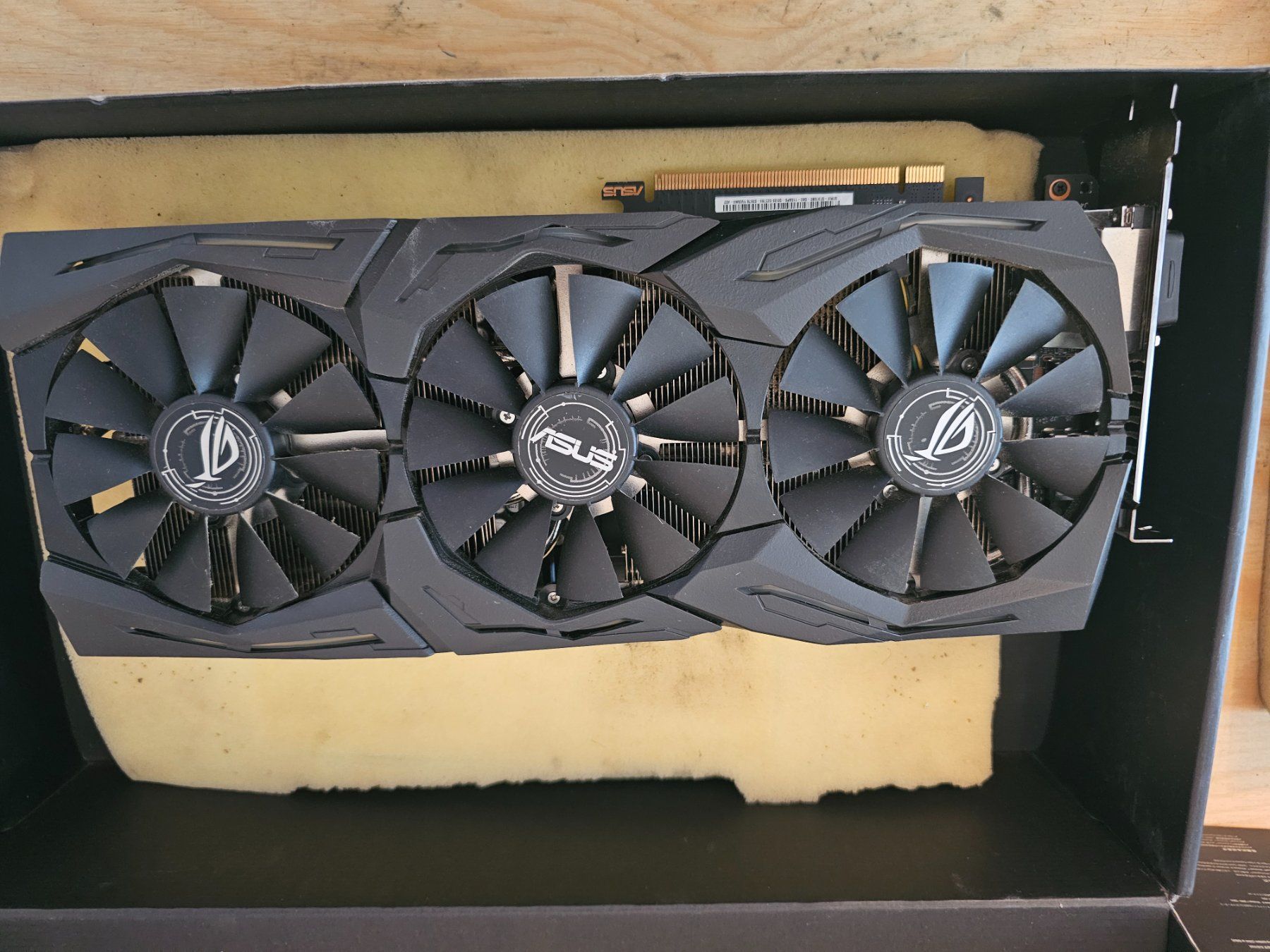 Asus Cartes graphiques: GTX 1080 TI – D'occasion à Lupfig par prophet03
