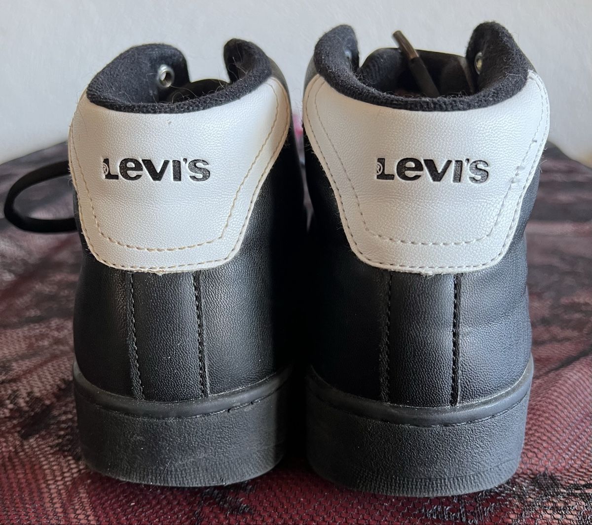 Levi's Herrenschuhe: Levi's montantes noires et blanches. Gr. 38 – Gebraucht aus Chézard-St-Martin von Cheyenne_75 3