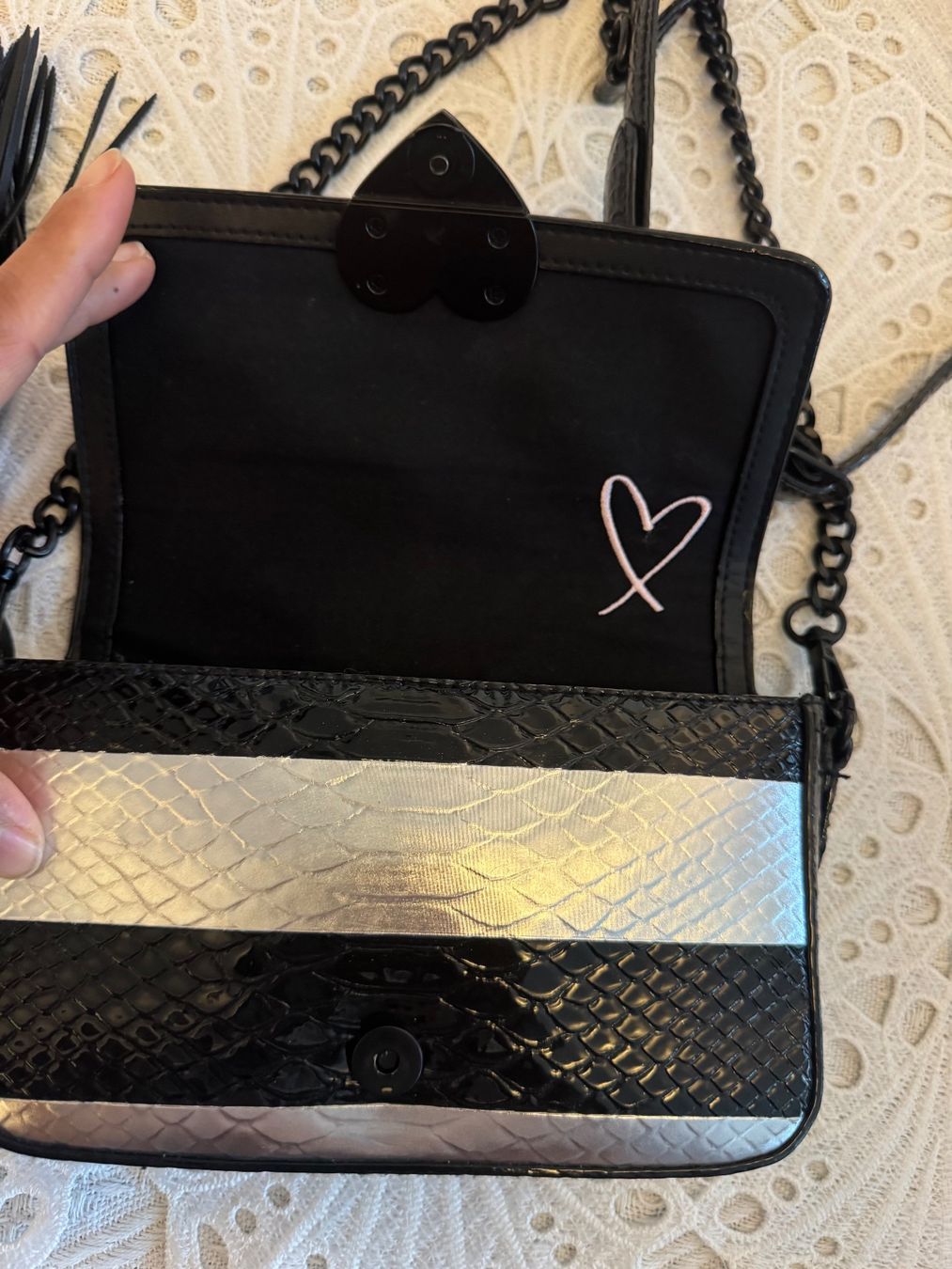 Victoria's Secret Borse da donna: Victoria's Secret Luxe Python Stripe Tasche Schwarz/Silber – Usato da Frenkendorf venduto da Style365 3