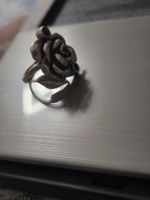silberner Ring mit einem detaillierten Rosenmotiv im 925