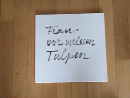 Maria Hafner: Frau vor weissen Tulpen; Bildermappe