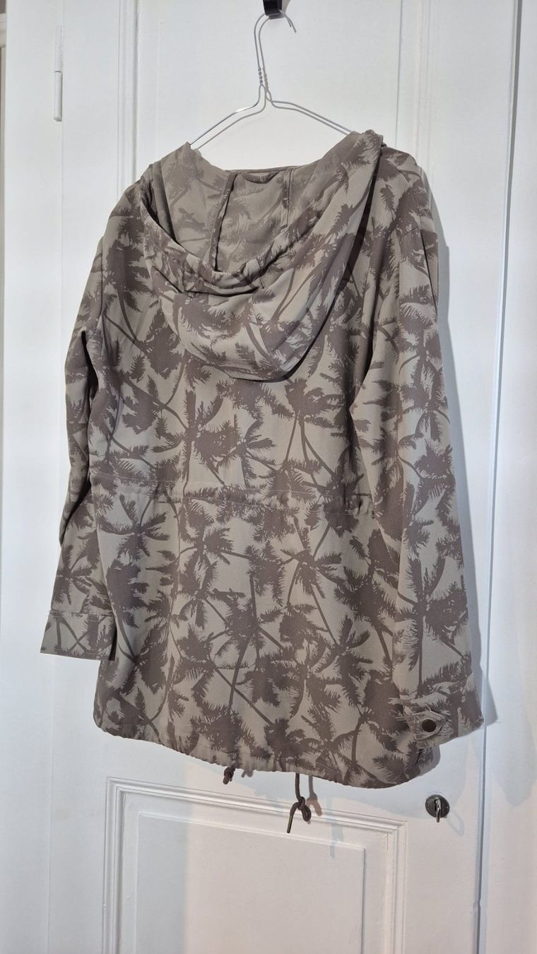 Only Giacche: ONLY Jacke / Parka mit Palmenmuster, Gr. S – Usato da Nidau venduto da biasutti 1