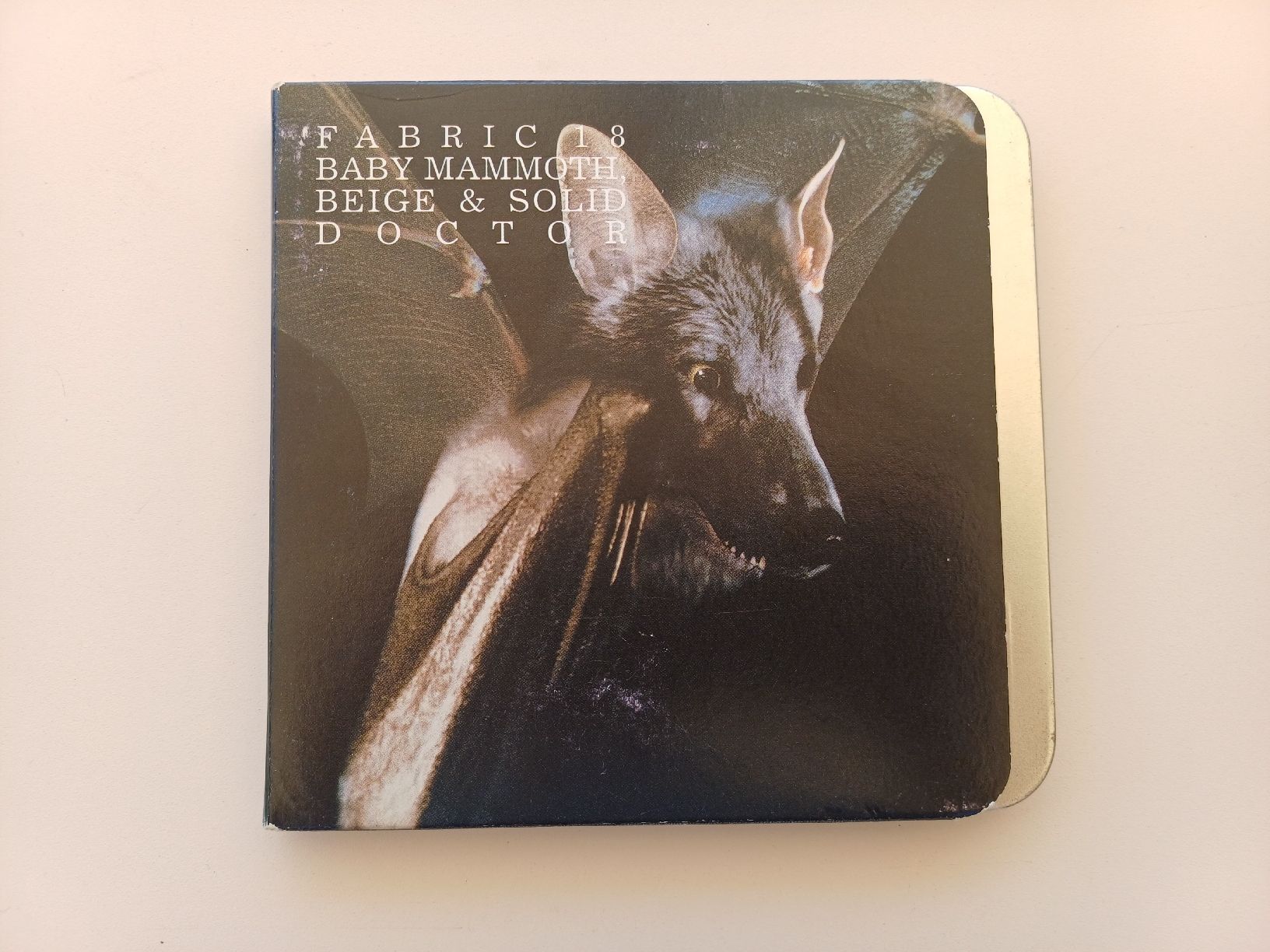 CD: "Fabric 18" Baby Mammoth, Beige & Solid Doctor CD  – Usato da Begnins venduto da Drastic-Sound