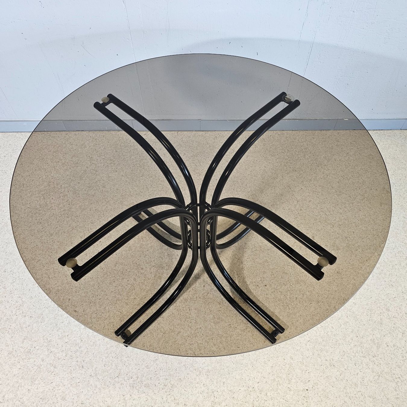 Tavoli: 1980 Glas Dining Table Esstisch Rauchglas, Doppel- Stahlrohr – Usato da Nottwil venduto da Wondewa-Shop 5
