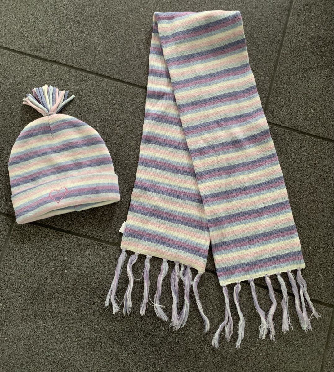 Lotti & Set di vestiti: Süsses Schal und Mütze Set – Nuovo e nell'imballaggio originale da Hünenberg See venduto da spartakus02