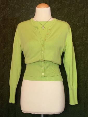 Passendes Set aus Strickjacke und Oberteil in Limettengrün