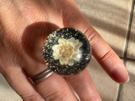 Vintage Kugel Ring mit echter Blüte, Grösse verstellbar
