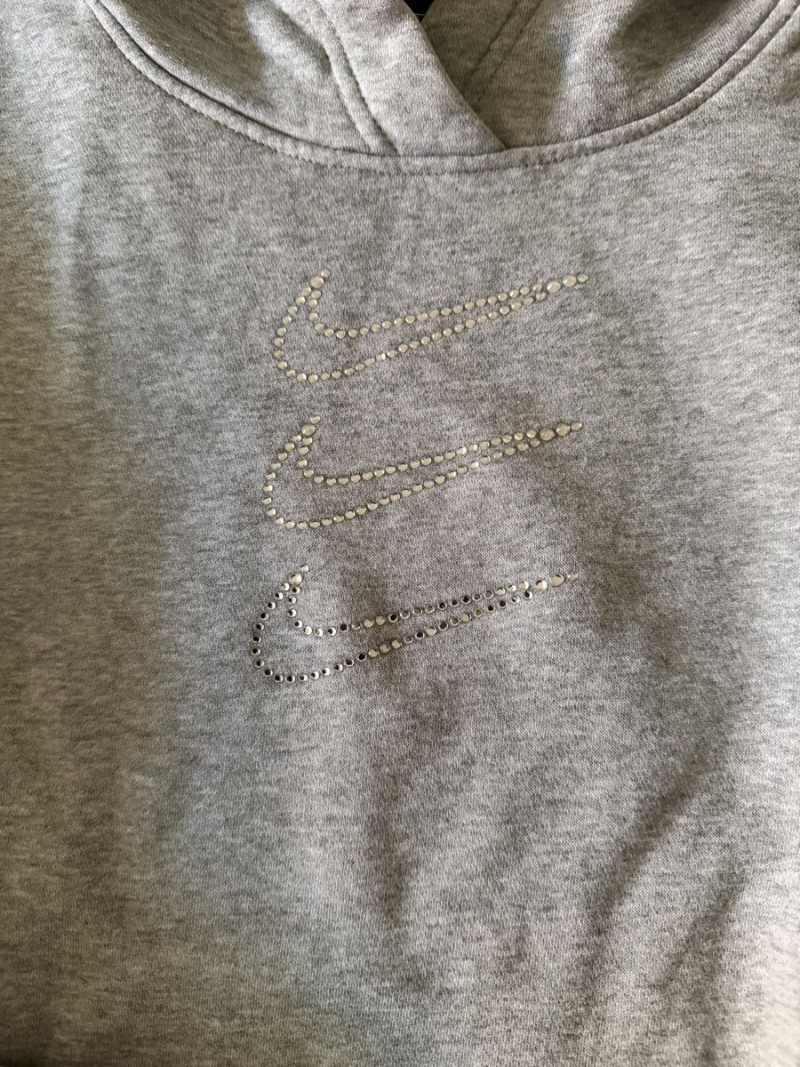 Nike Pullover & Sweatshirts: Nike Kapuzenpullover grau mit Strass Grösse M gebraucht – Gebraucht aus Schliern b. Köniz von kabe69 1