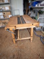 Werkbank aus Holz mit zwei Spannzangen gebrauchter Zustand