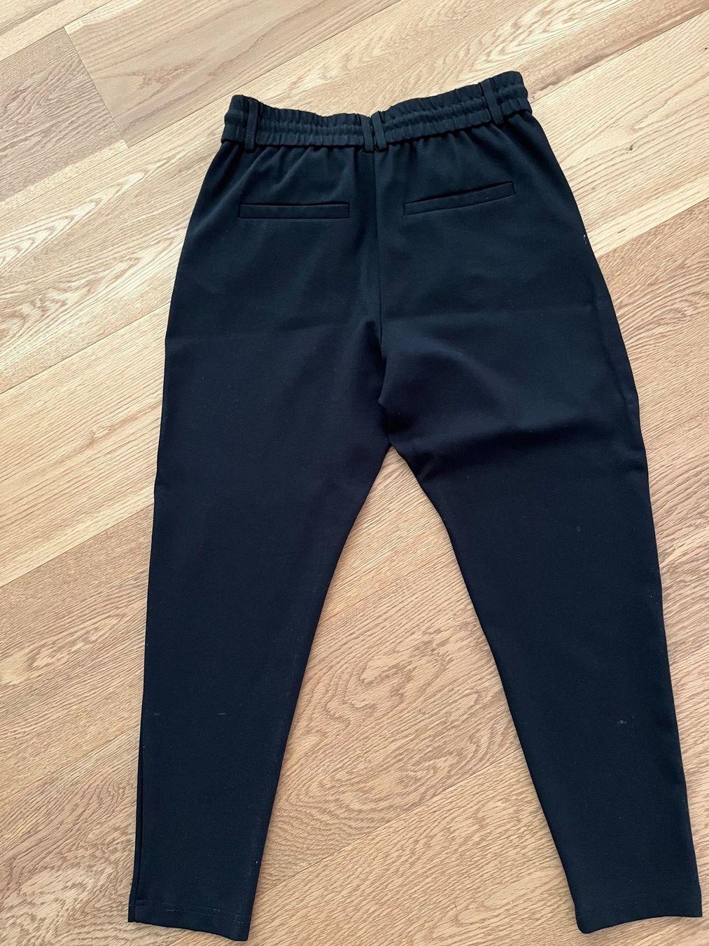 Only Pantaloni: schwarze Stretch - Stoffhose von Only – Usato da Cham venduto da Moebelloswerder 1