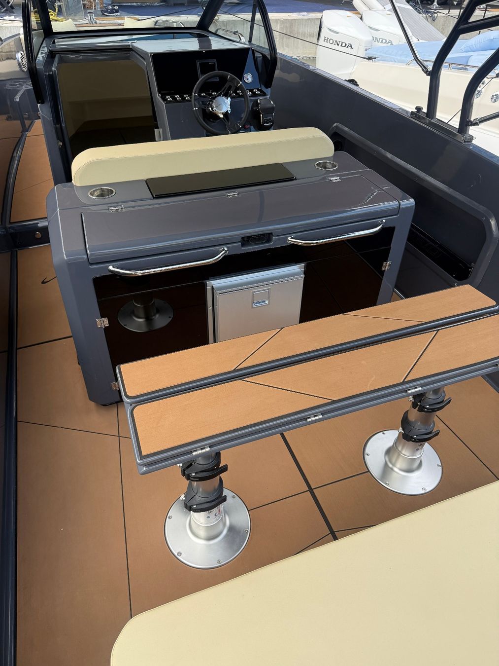 Barche: Neu Boot bei Manara mit 250 PS V6 – Nuovo e nell'imballaggio originale da Quartino venduto da 5franc 6