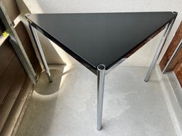 Glänzender schwarzer Beistelltisch Dreiecktischli, 104x75x75