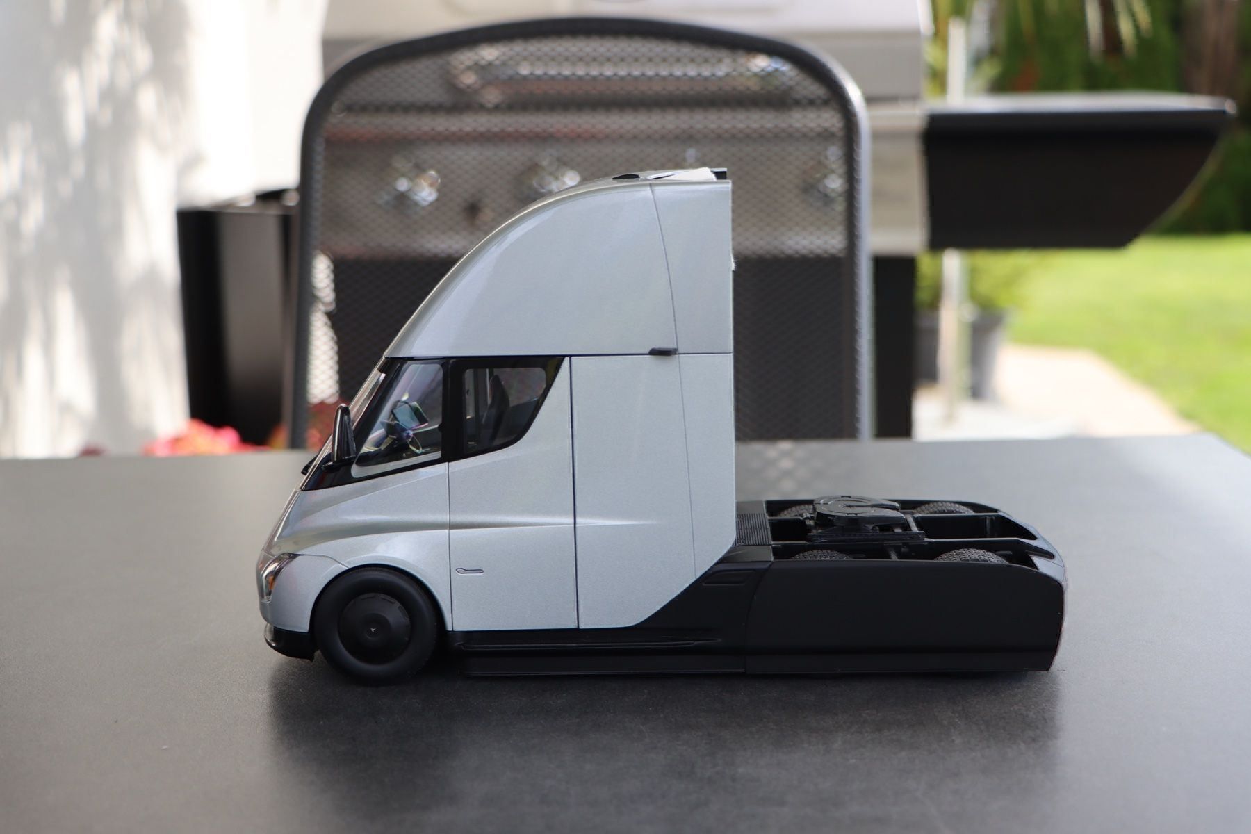 Tesla Modellini d'auto: Tesla Semi Truck Concept 1:24 – Nuovo e nell'imballaggio originale da Bühl b.Aarberg venduto da modelldiecast 4