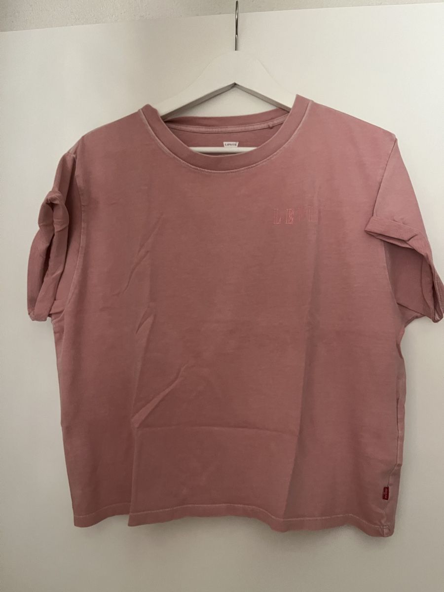 Levi's T-shirt: Levi's T-Shirt Rosa Grösse S – Usato da Frauenfeld venduto da heyLani