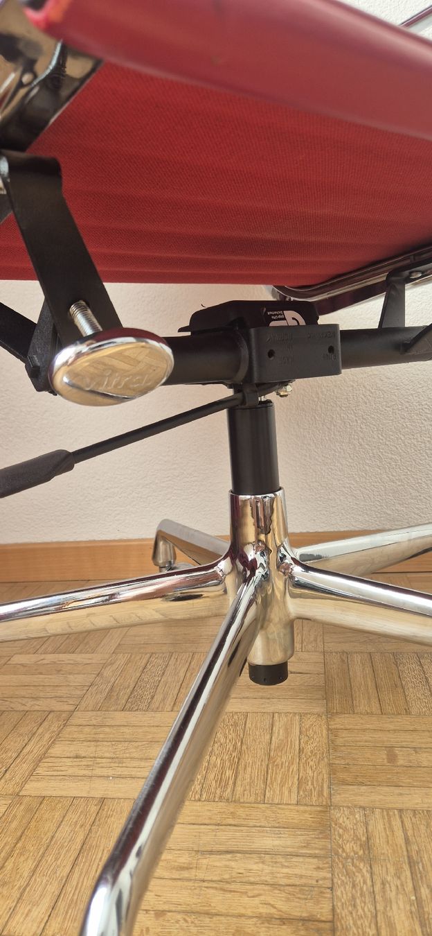 Vitra Sedie: Vitra Eames Alu Chair EA117 Leder – Usato da Meilen venduto da COSTA_ABC 1