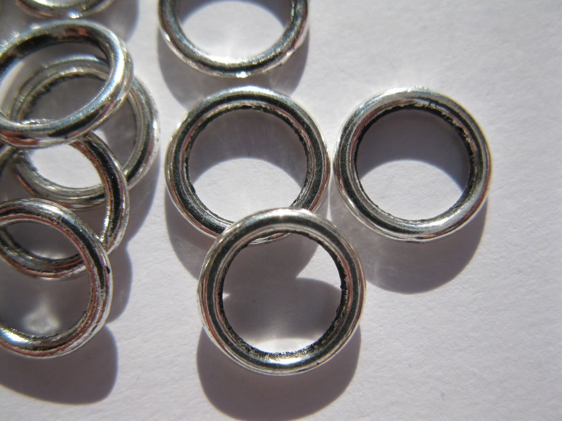 Perlen (unechte): 25 Ringe geschlossen, silber, 8x1,5mm – Neu und originalverpackt aus St. Margarethen TG von LuanaKa
