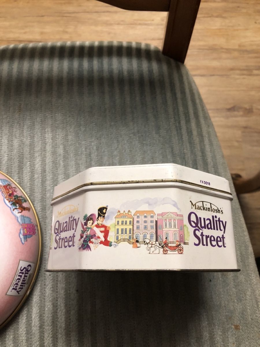 Sonstige Dekorationen & Accessoires: Zwei alte Blechdosen Quality Street – Gebraucht aus Zürich von sab_d82w 5