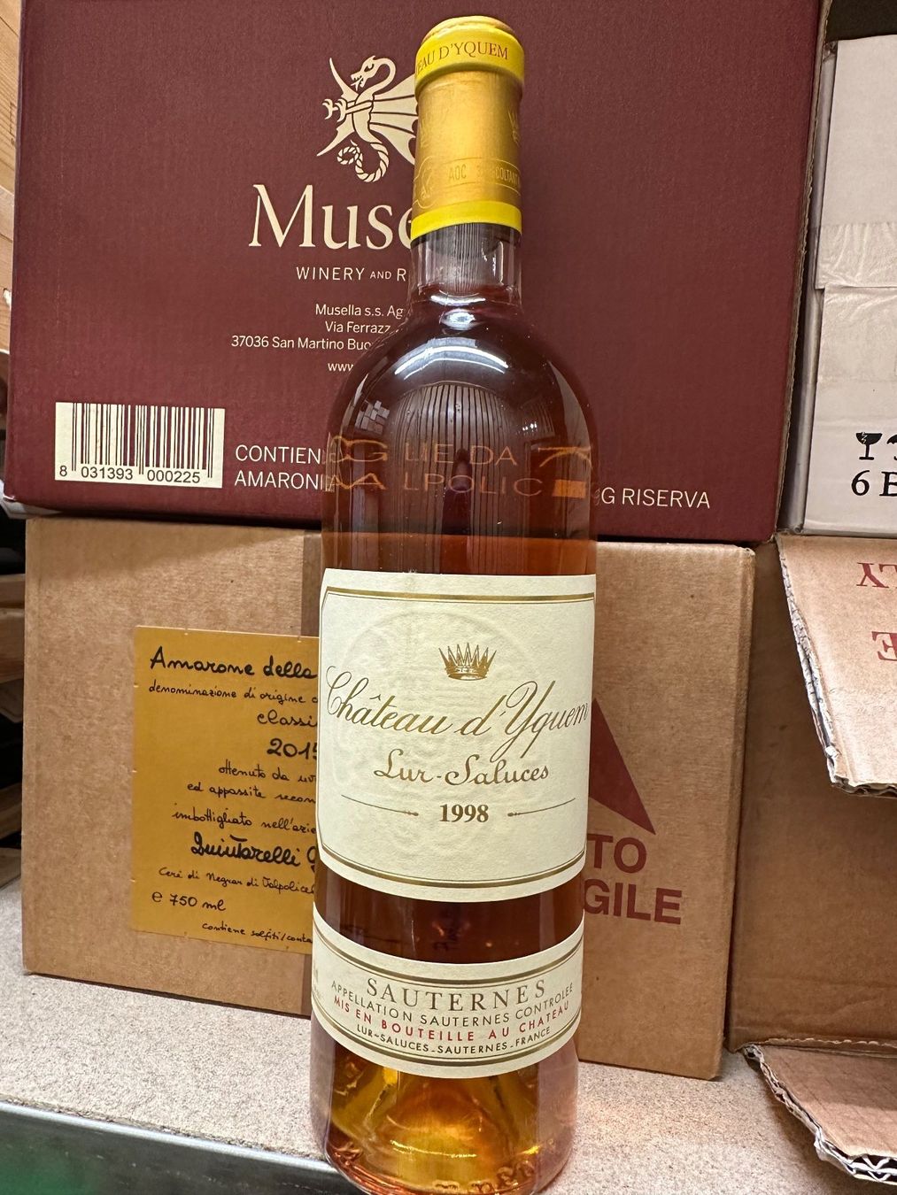 Yquem Vino: Château d’Yquem 1998 – Nuovo e nell'imballaggio originale da Troinex venduto da Airain