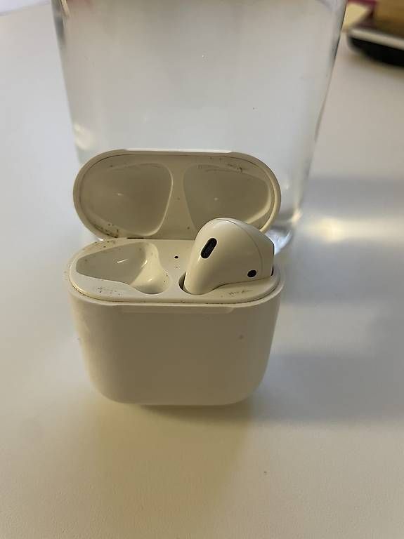 Apple Kopfhörer: Airpods Case 2 und linker Kopfhörer – Gebraucht aus Oberburg von alicia12345
