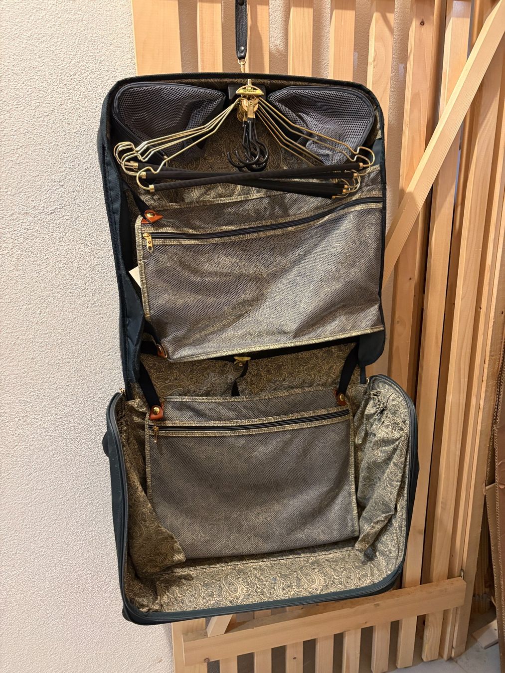 Valises & Sacs: Samsonite Kleiderschrank Trolley – D'occasion à Elgg par Jo_Naj