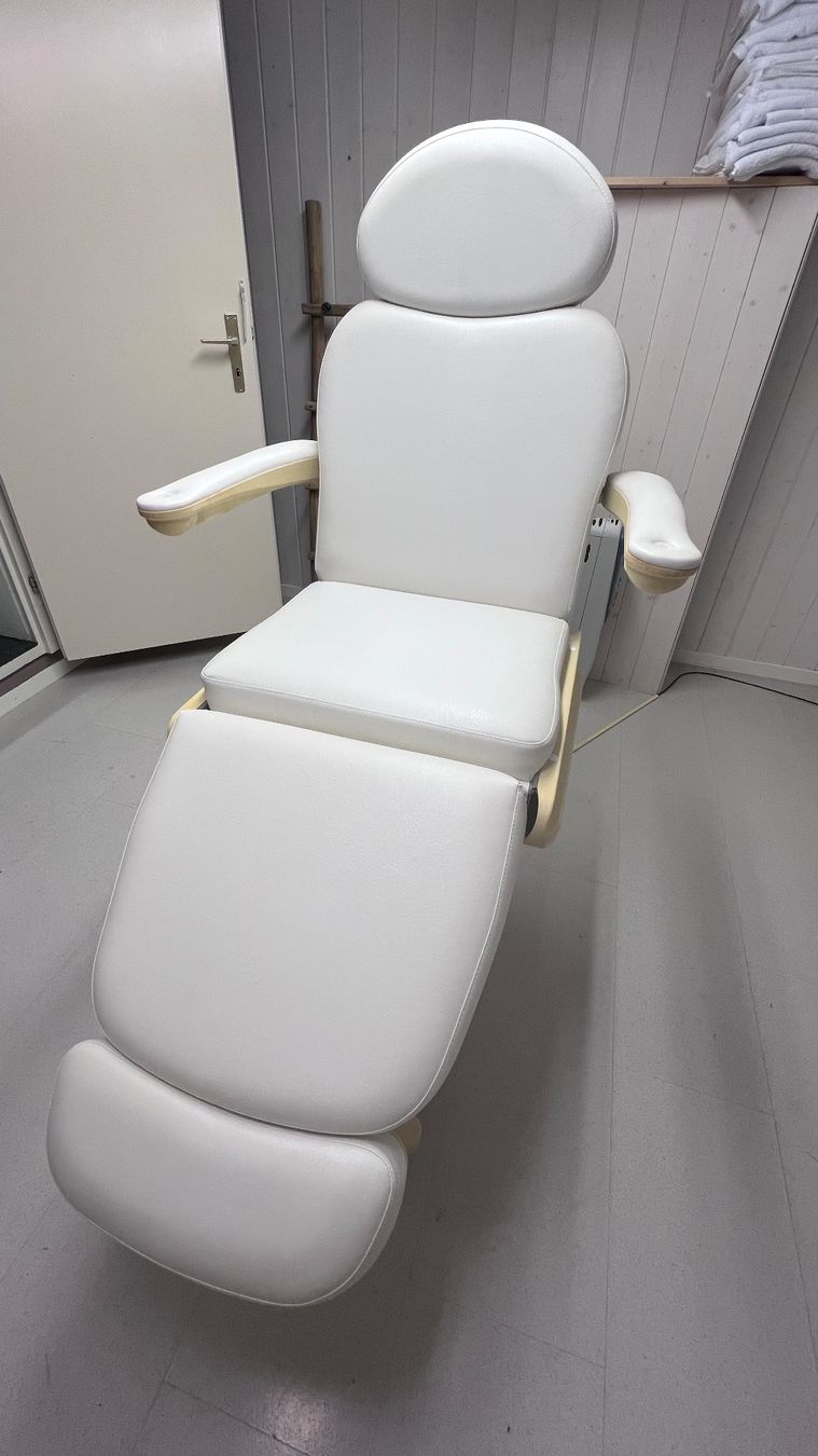 Lettini & sedie per cosmetici: Kosmetikliege elektrisch – Usato da Wangen SZ venduto da Pinguin99