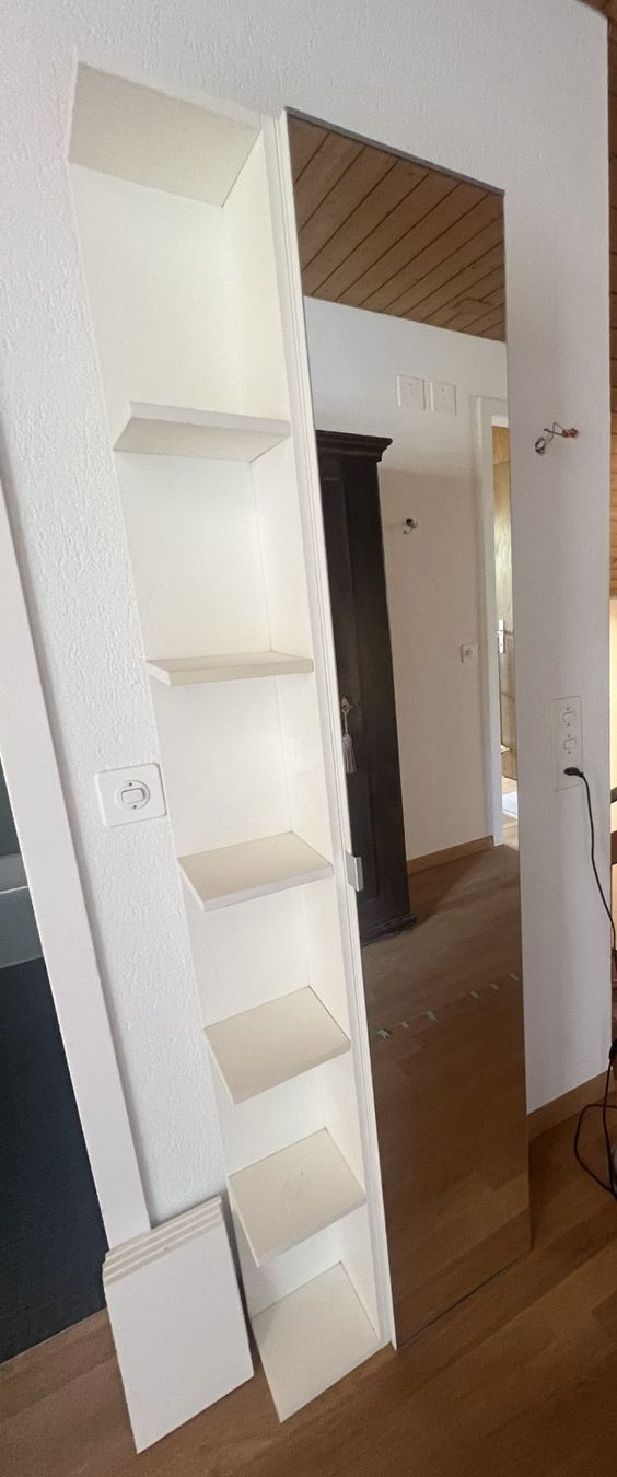 Regale: Regal mit Spiegel weiss 5 Fächer Höhe 200cm – Gebraucht aus Appenzell von oli_8dbc