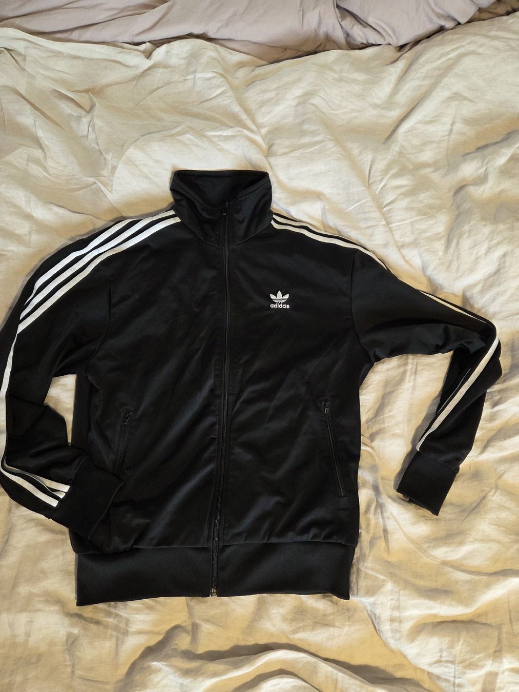 Adidas Jacken: Schwarze Adidas Jacke – Neu (gemäss Beschreibung) aus Bern von leloskiosk