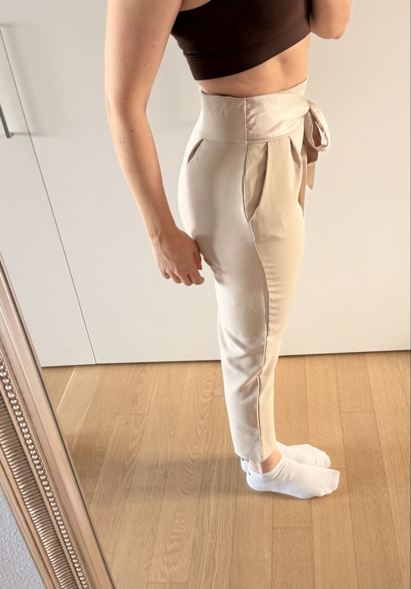 Pantaloni: Neue Hose "New Collection" Beige mit Bindegürtel, Gr. 36 – Usato da Staad SG venduto da Chirrari 1