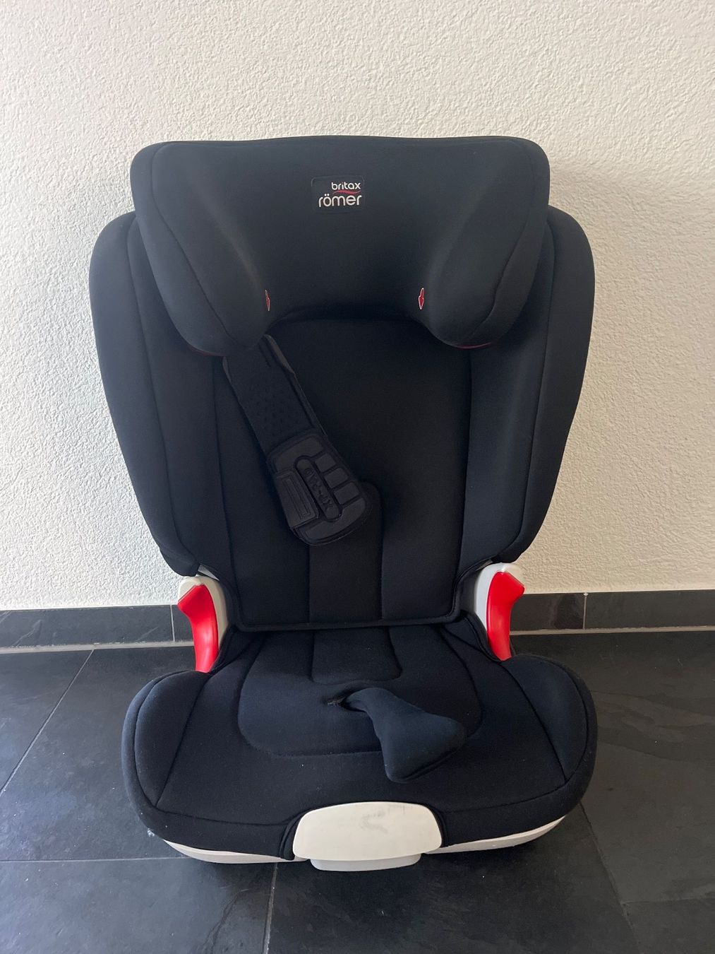 Britax Römer Seggiolini per auto: Römer Kidfix II XP - BR cosmos black – Usato da Bergdietikon venduto da sanhol