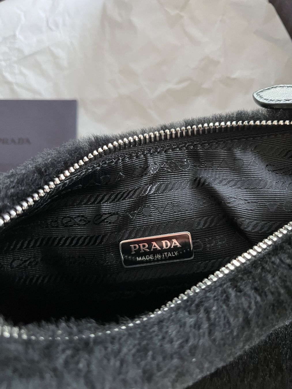 Prada Borse da donna: Prada Re-Edition Bag (shearling schwarz) – Nuovo (secondo la descrizione) da Thalwil venduto da kirakirashop 4