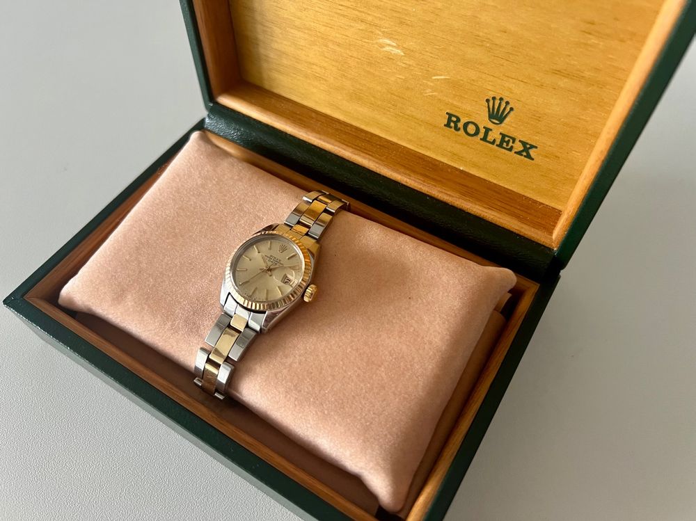Rolex Orologi: ROLEX Oyster Perpetual 26, Ref. 6917, Automatic, with box – Usato da Le Mont-sur-Lausanne venduto da LycaGallery 9