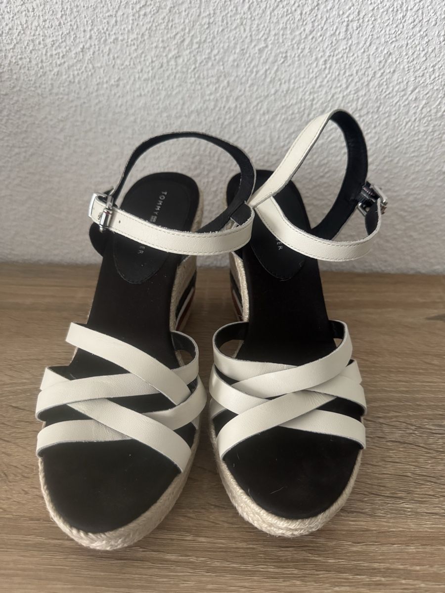 Tommy Hilfiger Damenschuhe: Sandales compensées Tommy Hilfiger, t.38.5 – Gebraucht aus Biel/Bienne von 2Cheesecake 1