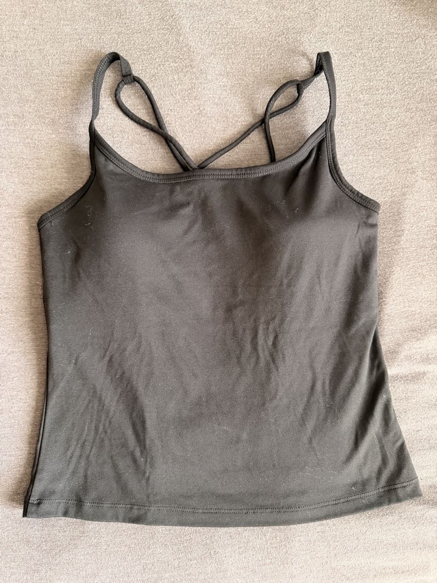 Top: Schwarzes Top mit integriertem Bh – Usato da Unterentfelden venduto da ame_tf2n 1