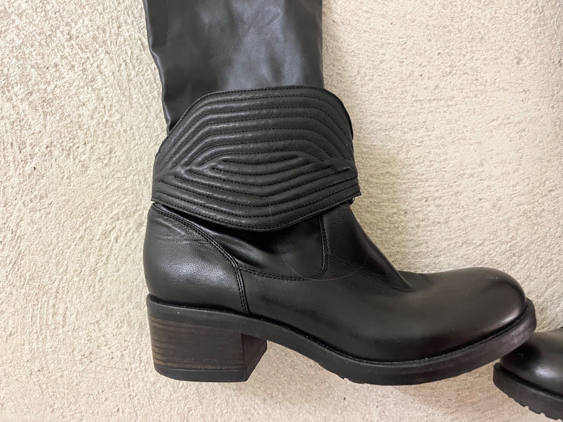 Scarpe da donna: Lederstiefel mit hohem Schaft – Usato da Allschwil venduto da Frida015 5