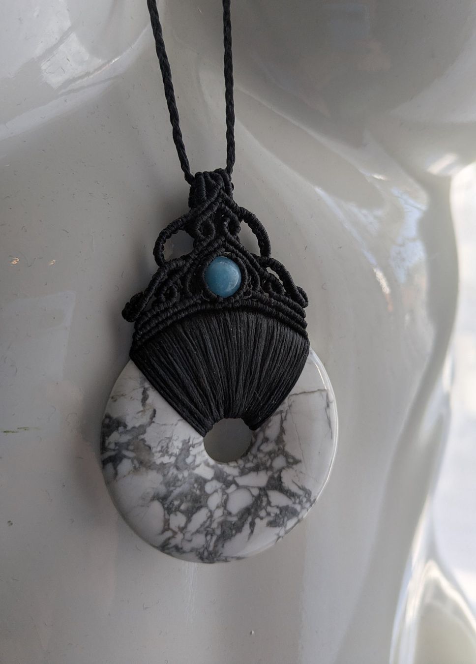 Catenine: Makramee Kette mit Magnesit Donut und Aquamarin Perle – Nuovo (secondo la descrizione) da Pfäffikon ZH venduto da Emporos_42 3
